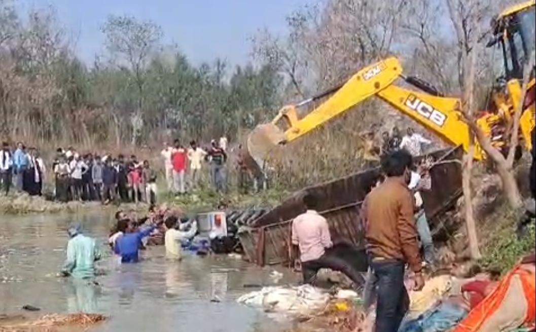 उप्र के कासगंज में श्रद्धालुओं से भरी ट्रैक्टर ट्राली तालाब में गिरी, 15 लोगों की गई जान