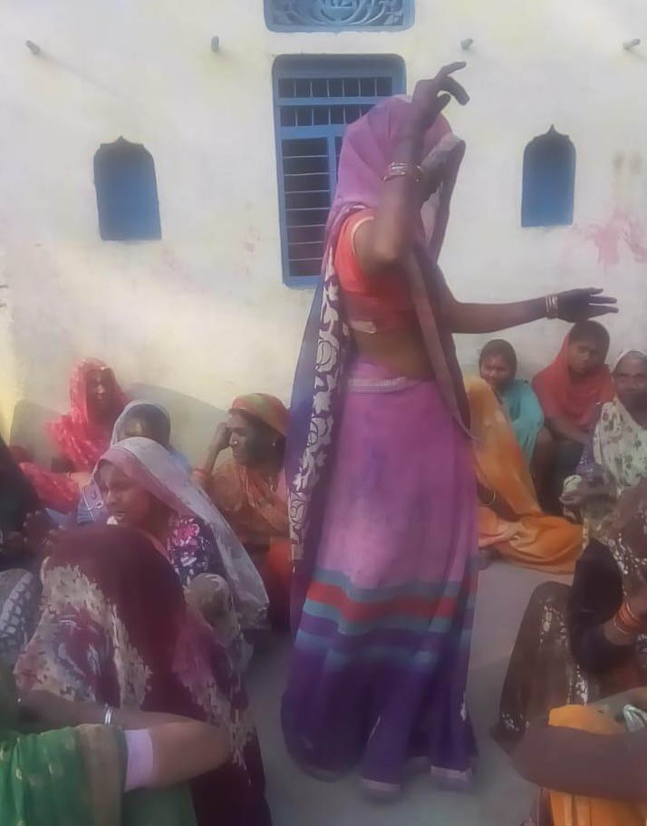 हमीरपुर में मर्दाे को गांव से भगाने के बाद औरतें खेलती है होली