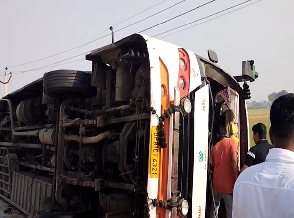 दिल्ली से बिहार जा रही टूरिस्ट बस फतेहपुर में दुर्घटनाग्रस्त, 24 यात्री घायल