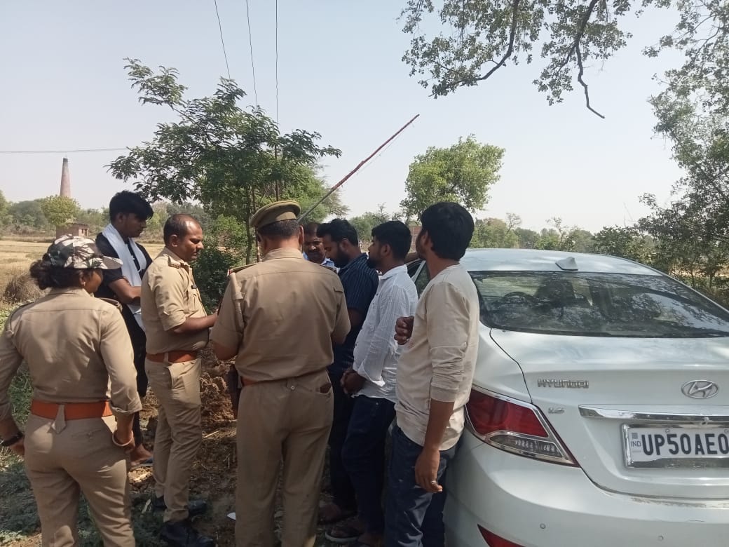 आजमगढ़: कार में मिले तीन लाख रुपये एफएसटी टीम ने जब्त किए