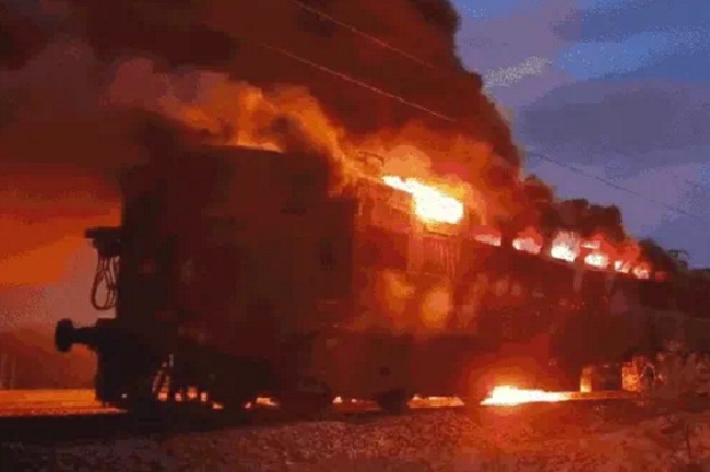 बीना के पास कोयले से लदी मालगाड़ी के इंजन में लगी आग