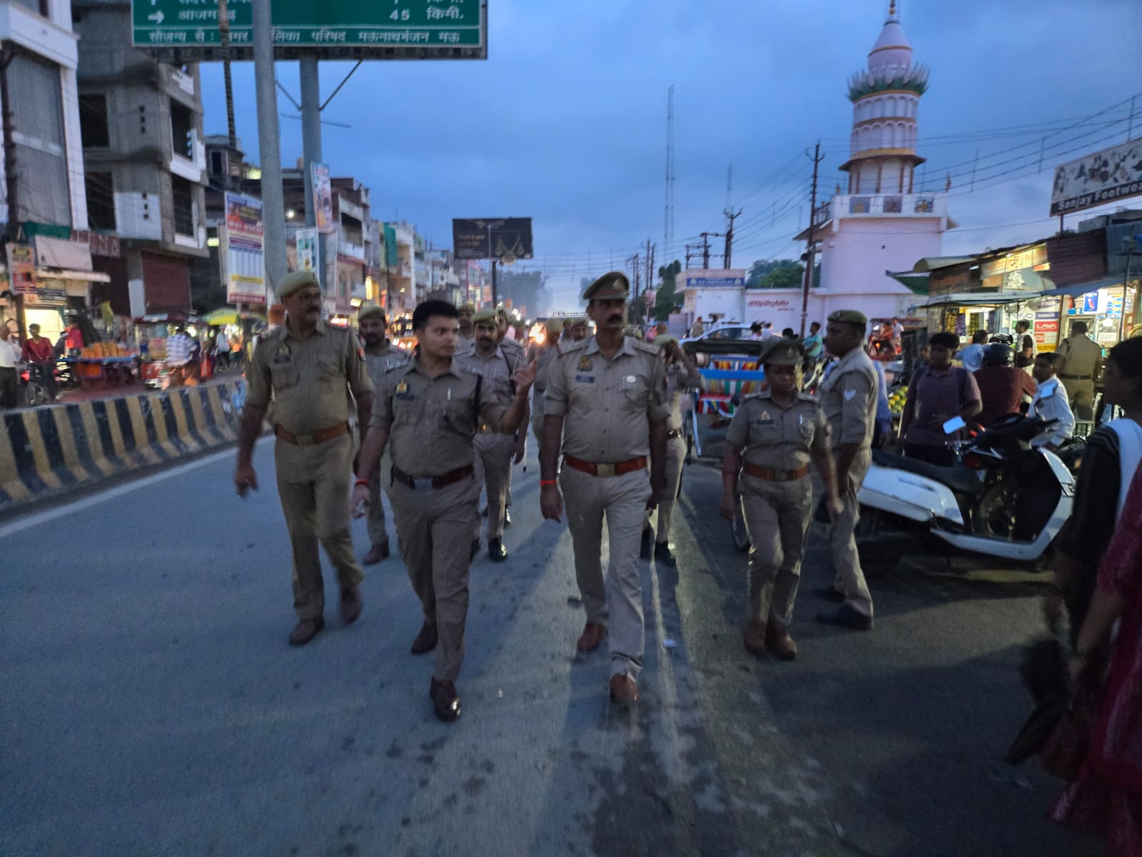 एसपी के निर्देश पर इलाके का जायजा लेने निकले सीओ और कोतवाल