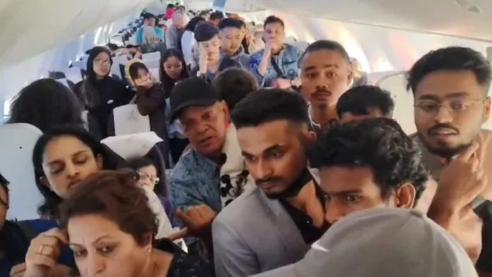 खराब-मौसम-के-कारण-18-घंटे-लेट-रही-नेपाल-की-फ्लाइट,-यात्रियों-ने-बेंगलुरु-एयरपोर्ट-पर-लगाए-नारे