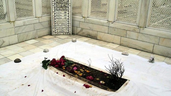 aurangzeb-row:-बजरंग-दल-और-vhp-ने-की-औरंगजेब-की-कब्र-हटाने-की-मांग,-‘कारसेवा’-और-राज्यव्यापी-विरोध-प्रदर्शन-की-चेतावनी aurangzeb-row:-बजरंग-दल-और-vhp-ने-की-औरंगजेब-की-कब्र-हटाने-की-मांग,-‘कारसेवा’-और-राज्यव्यापी-विरोध-प्रदर्शन-की-चेतावनी