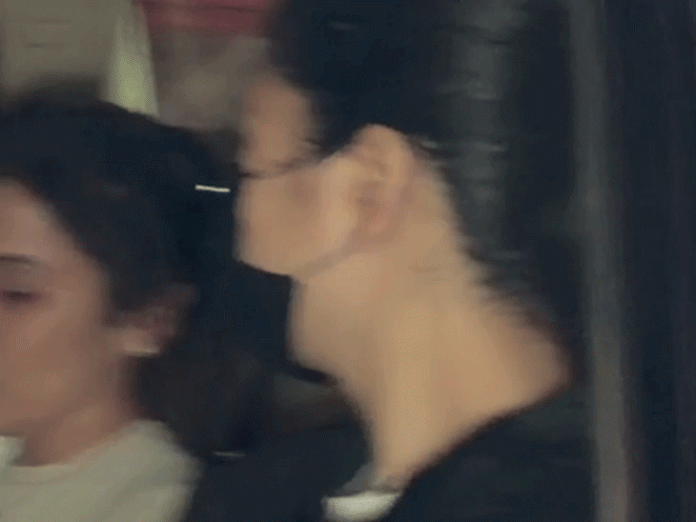 मां-बनने-के-बाद-कटरीना-की-पहली-पब्लिक-अपीयरेंस:-मास्क-से-चेहरा-छिपाया,-पैपराजी-को-किया-वेव,-7-नवंबर-को-दिया-बेटे-विहान-को-जन्म