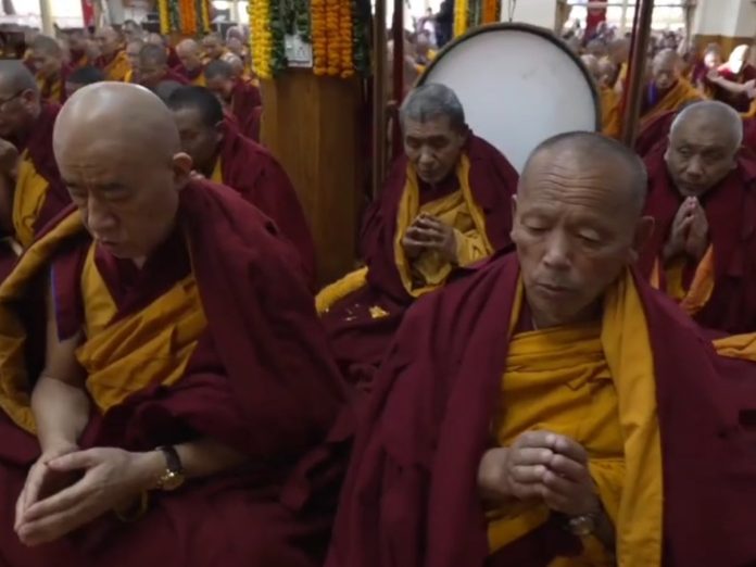 धर्मशाला-में-दलाई-लामा-के-लिए-विशेष-‘दीर्घायु-पूजा’:-तिब्बती-नववर्ष-लोसर-पर-विशेष-पूजा