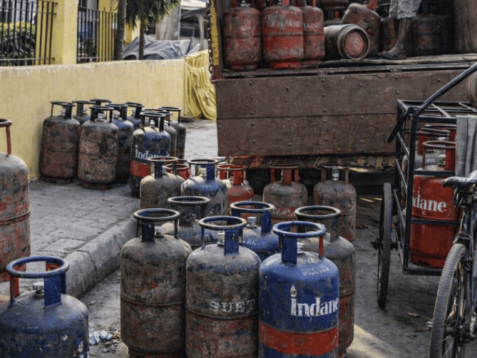 आज-से-बिना-सिम-नहीं-चलेगा-वॉट्सऐप:-कॉमर्शियल-सिलेंडर-के-दाम-31-रुपए-तक-बढ़े,-हवाई-सफर-महंगा-हो-सकता-है;-मार्च-में-4-बदलाव