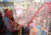 मप्रः मुख्यमंत्री डॉ. यादव ने रंग पंचमी पर उज्जैन में खेली फूलों की होली
