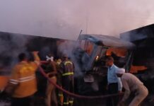 दो ट्रकों की टक्कर के बाद लगी आग, तीन लोगों की जिंदा जलकर मौत