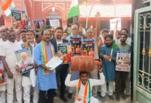 रसोई गैस संकट को लेकर कांग्रेसियों का कलेक्ट्रेट में प्रदर्शन, सौंपा ज्ञापन