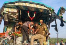 खड़े ट्रक में जा घुसी डबल डेकर बस, एक की मौत, 15 यात्री घायल