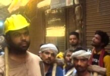 वाराणसी के दालमंडी में हाथ में हथौड़ा लेकर पहुंचे मजदूर, ध्वस्तीकरण की कार्रवाई शुरू