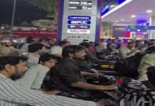 मप्र: इंदौर समेत कई शहरों में पेट्रोल पंपों पर उमड़ी भीड़, धक्का-मुक्की