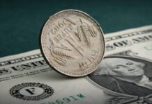 डॉलर के सामने कमजोर होता रुपया: वैश्विक संकट, घरेलू चुनौतियां और आर्थिक चेतावनी