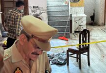 पंचायत में कहासुनी पर दामाद ने की सास और साले की हत्या, पत्नी घायल