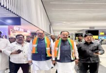 तकनीकी खराबी के कारण एक घंटे विमान में फंसे रहे यूपी के दाेनाें उपमुख्यमंत्री