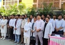 मध्य प्रदेश के मेडिकल कॉलेजों में 8 हजार जूनियर डॉक्टर हड़ताल पर, ओपीडी ठप, सामान्य ऑपरेशन भी टले