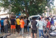 पेड़ से टकराई स्कॉर्पियो, एक की मौत, दो घायल