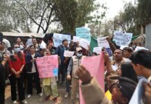नेपाल में बागमती नदी के किनारे बस्तियों को खाली कराने के विरोध में प्रदर्शन