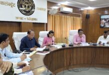 आईजीआरएस की बैठक में डीएम ने कसे अधिकारियों के पेंच