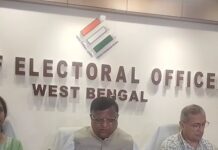 कोलकाता के एक स्ट्रॉन्ग रूम में तृणमूल का हंगामा, चुनाव आयोग ने उम्मीदवारों के आरोपों को खारिज किया