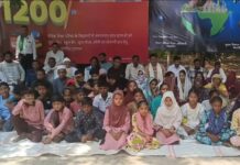 बिजनौर में बच्चों का बीएसए कार्यालय पर प्रदर्शन, शिक्षक पर मारपीट, गाली-गलौज करने का लगाया आरोप