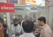 मऊ में तिमारदारों से संवाद कर डीएम ने स्वास्थ्य सेवाओ की टटोली नब्ज