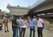 मऊ में डीएम के औचक निरीक्षण से कार्यदाई सस्थाओ में हलचल, निर्माणाधीन ओवरब्रिज का डीएम ने किया निरिक्षण