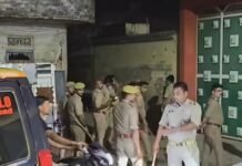 मऊ विधायक अब्बास अंसारी के यूसुफ़पुर मुहमदाबाद के आवास पर पहुंचे क्षेत्राधिकारी, दी नोटिस