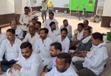 उरई नगर पालिका परिषद के सभासद धरने पर बैठे, निविदाओं और भुगतान अभिलेखों को लेकर बढ़ा विवाद
