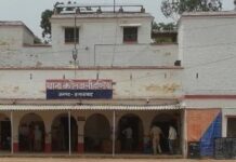 बस की टक्कर से कार सवार तीन लोगों की मौत, एक घायल