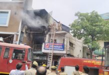 लखनऊ में अलग-अलग जगहों पर लगी आग,बुझाने में जुटे दमकल कर्मी