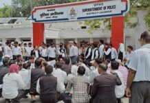जौनपुर में पुलिस पर पैसे लेकर एफआईआर दर्ज करने का आरोप, अधिवक्ताओं ने पुलिस अधीक्षक कार्यालय पर कर किया प्रदर्शन