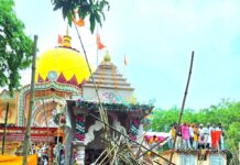 बलिया में श्रीनाथ मठ पर ऐतिहासिक रोट पूजन में हजारों लाेगाें की लाठियों की गूंज