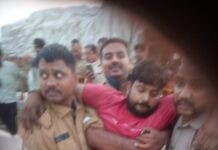 जौनपुर में सीएनजी कंटेनर और पेंट लदे ट्रक की टक्कर, चालक को जीवित निकाला