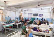 उल्टी-दस्त और डिहाइड्रेशन के मरीज बढ़े, भीषण गर्मी से बिगड़ रही लोगों की सेहत जिला अस्पताल में लगी मरीजों की भीड़