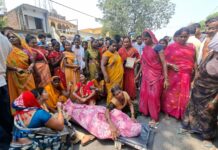 मऊ में डॉक्टर की लापरवाही से जच्चा-बच्चा की मौत, सड़क पर उतरे ग्रामीणाें ने लगाया जाम