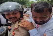 वाराणसी : कचहरी परिसर में अधिवक्ताओं के गुट भिड़े, एक अधिवक्ता घायल