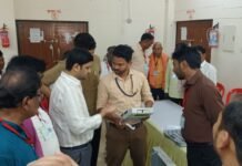 जिलाधिकारी ने ईवीएम/वीवीपैट वेयरहाउस में एफएलसी कार्य का किया निरीक्षण